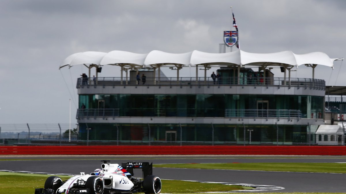 Alex Lynn s Williamsem FW38 první den testů v Silverstone