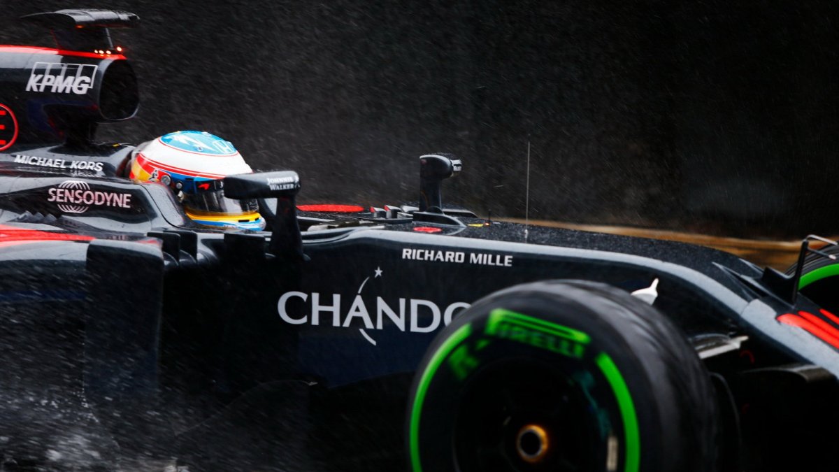 Fernando Alonso s McLarenem MP4-31 během 1. dne testů v Silverstone