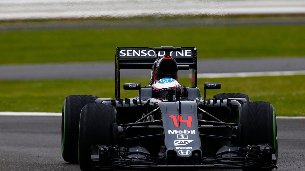 Fernando Alonso s McLarenem MP4-31 během 1. dne testů v Silverstone