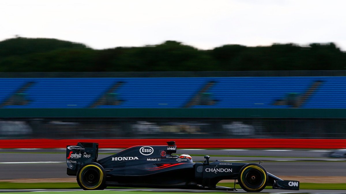 Stoffel Vandoorne s McLarenem MP4-31 během druhého dne testů v Silverstone