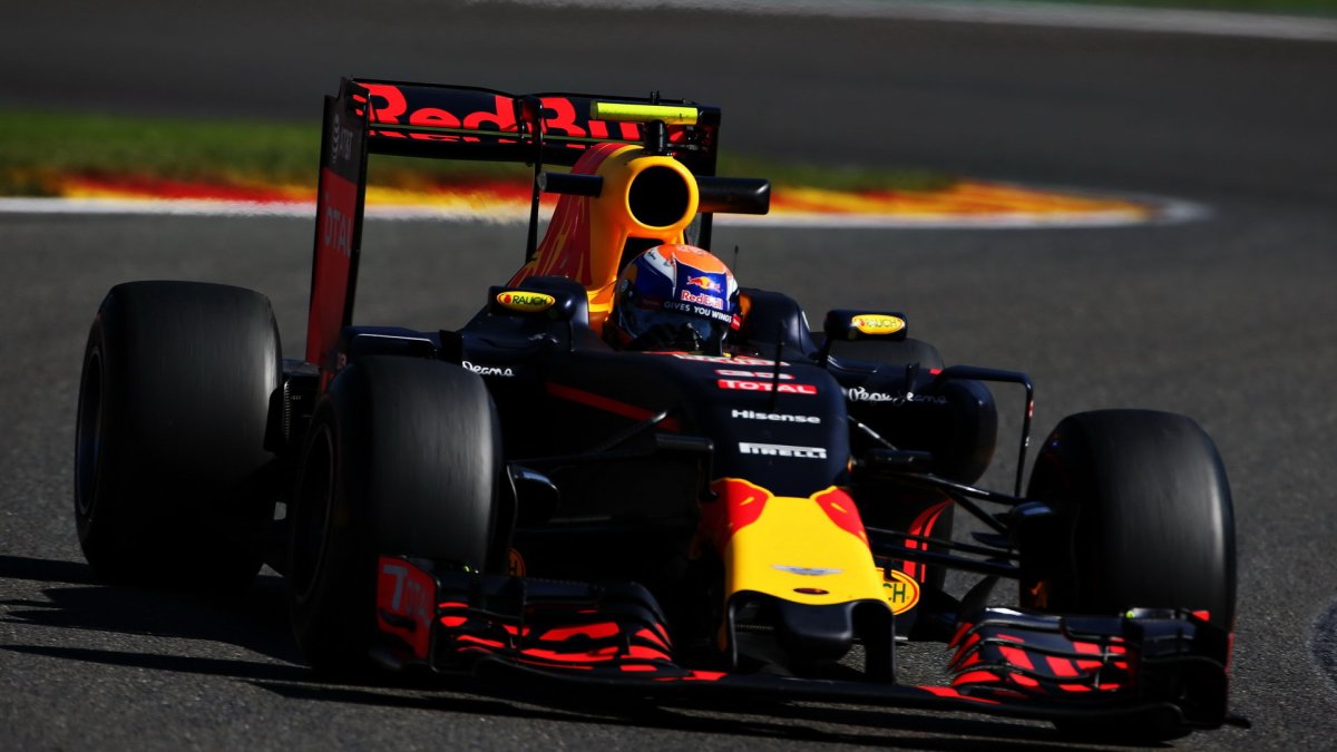 Max Verstappen při pátečním tréninku v Belgii