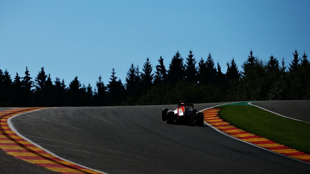 Max Verstappen při pátečním tréninku v Belgii