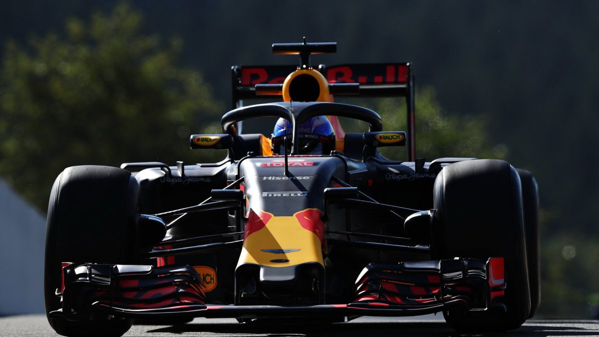 Daniel Ricciardo při pátečním tréninku s ochranou kokpitu typu halo v Belgii