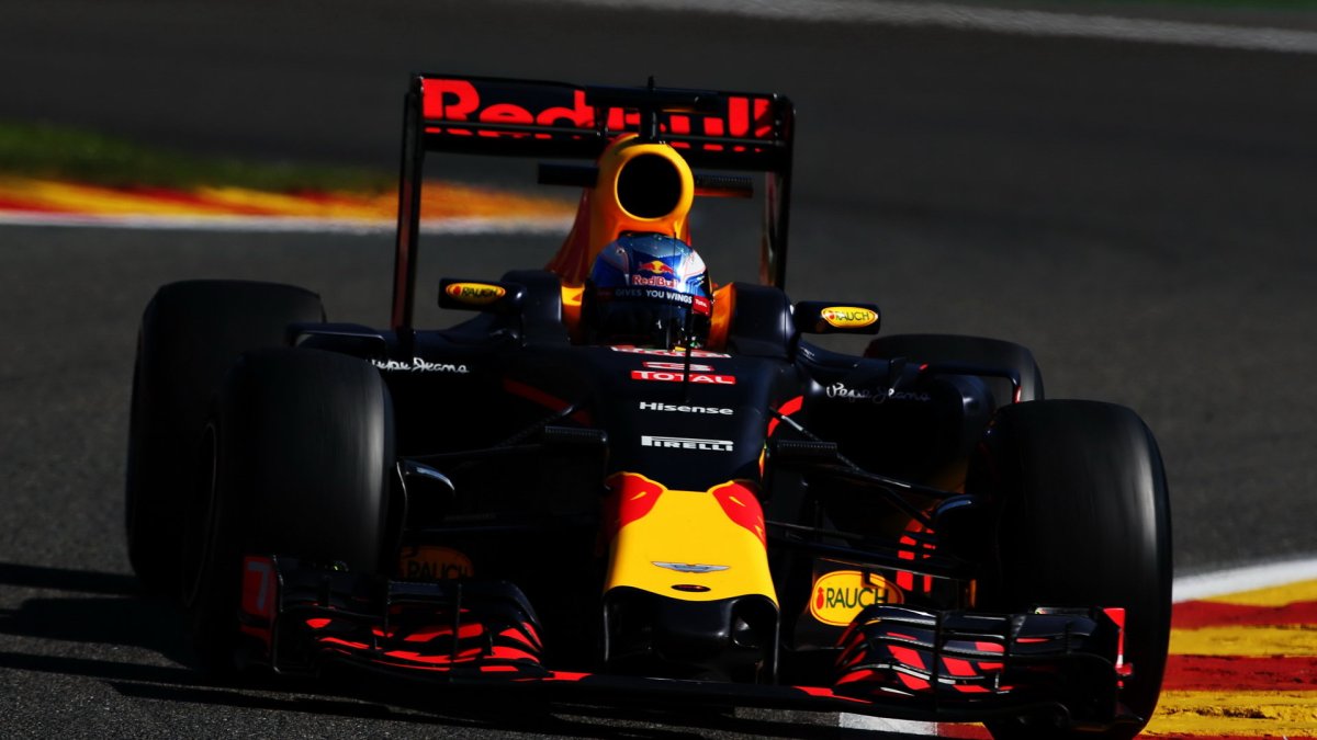 Daniel Ricciardo při pátečním tréninku v Belgii
