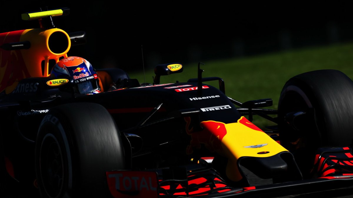 Max Verstappen při pátečním tréninku v Belgii