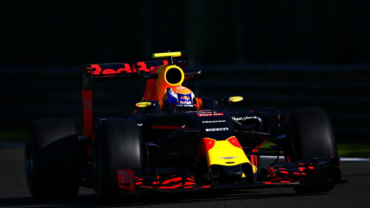 Max Verstappen při pátečním tréninku v Belgii