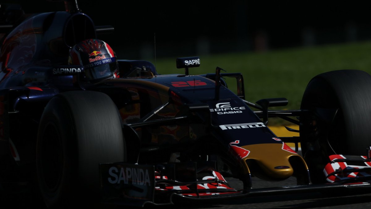 Daniil Kvjat při pátečním tréninku v Belgii