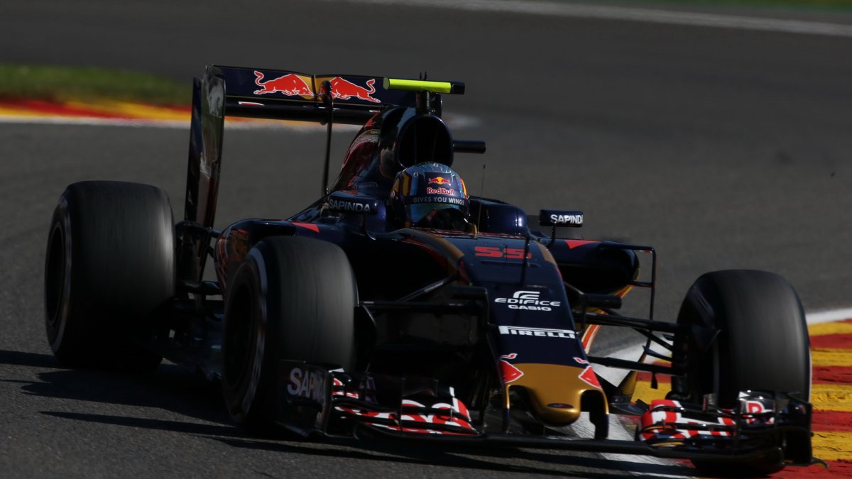 Carslo Sainz při pátečním tréninku v Belgii