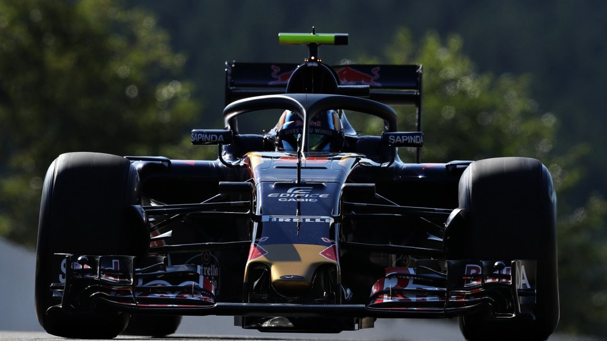 Carslo Sainz při pátečním tréninku s ochranou kokpitu typu halo v Belgii