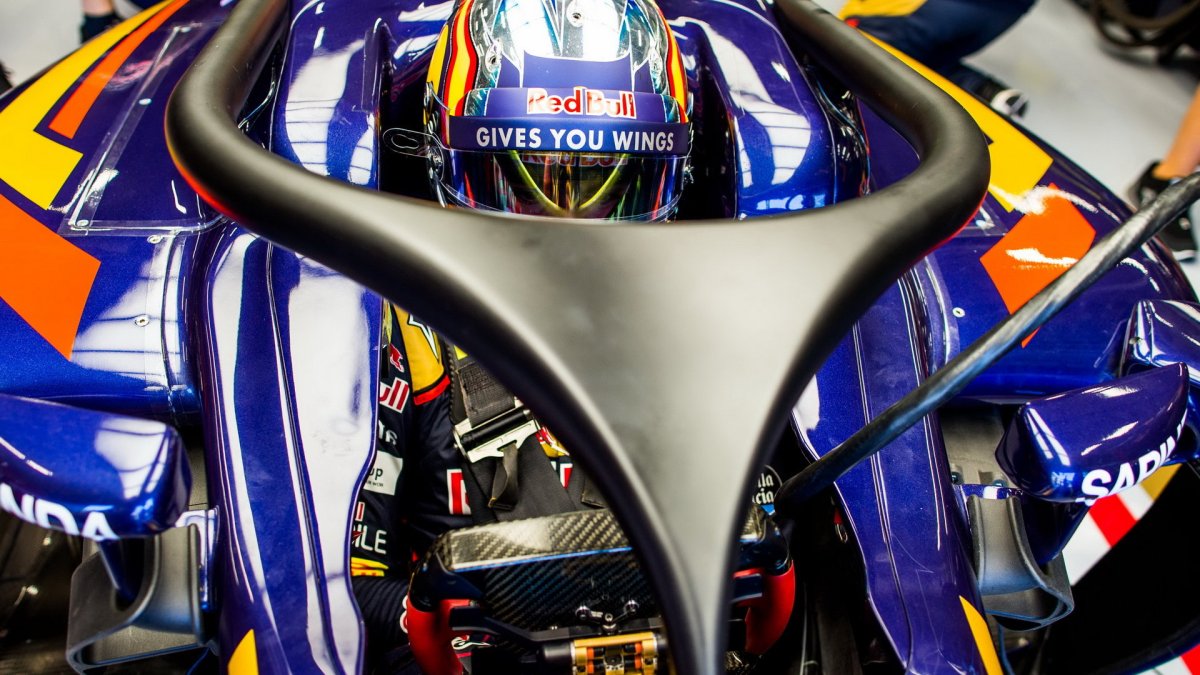 Carslo Sainz při pátečním tréninku s ochranou kokpitu typu halo v Belgii