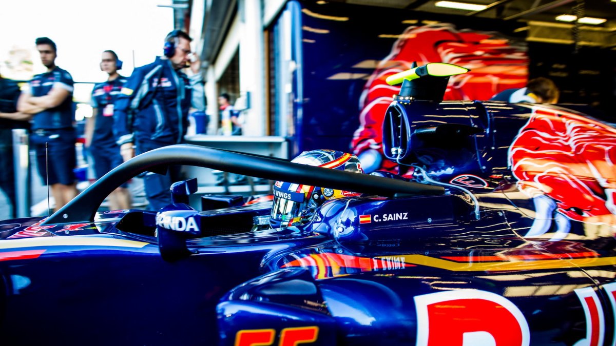 Carslo Sainz při pátečním tréninku s ochranou kokpitu typu halo v Belgii