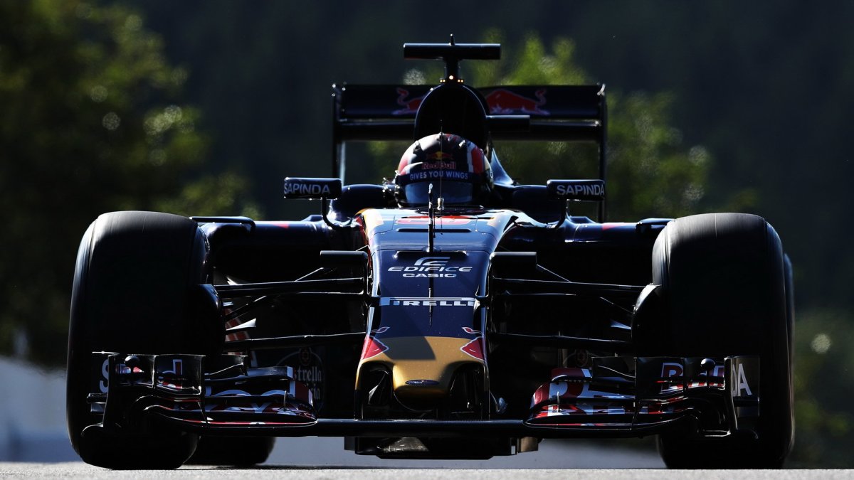 Daniil Kvjat při pátečním tréninku v Belgii
