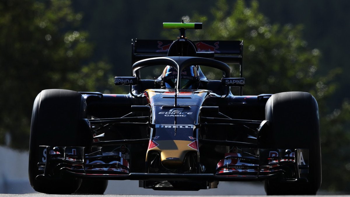 Carslo Sainz při pátečním tréninku s ochranou kokpitu typu halo v Belgii