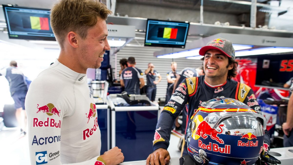 Carlos Sainz a Daniil Kvjat v Belgii
