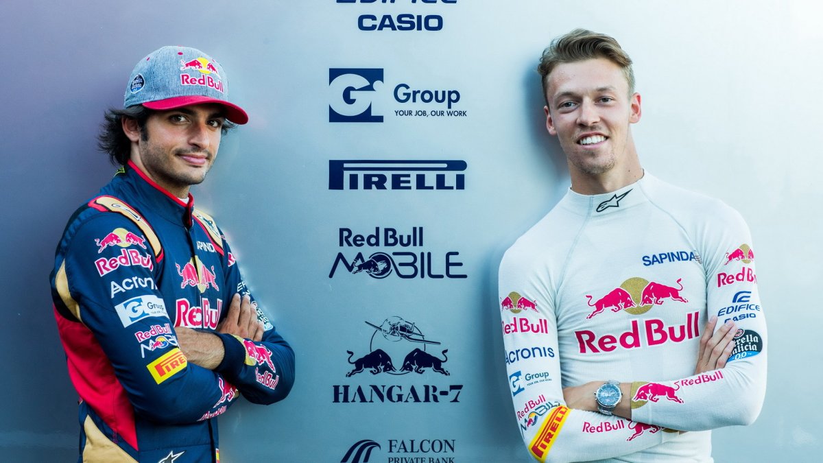 Carlos Sainz a Daniil Kvjat v Belgii