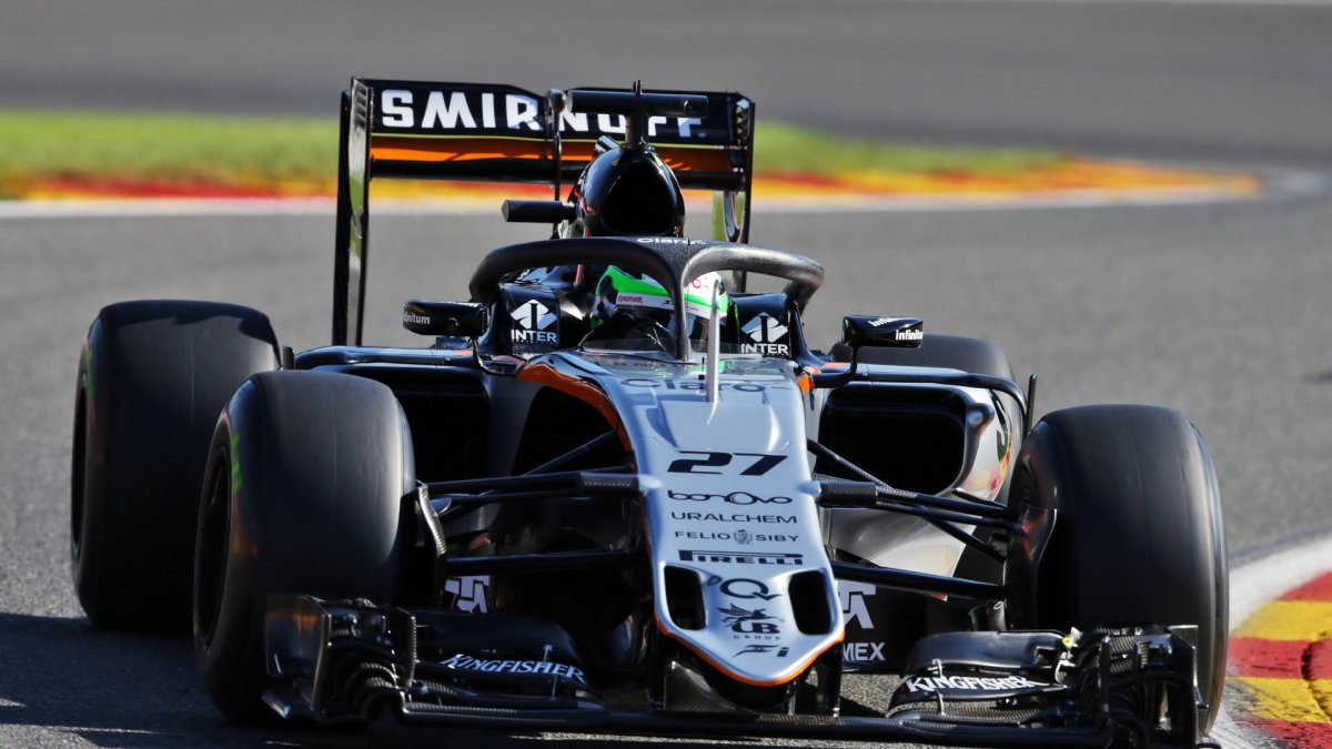 Nico Hülkenberg při pátečním tréninku s ochranou kokpitu typu halo v Belgii