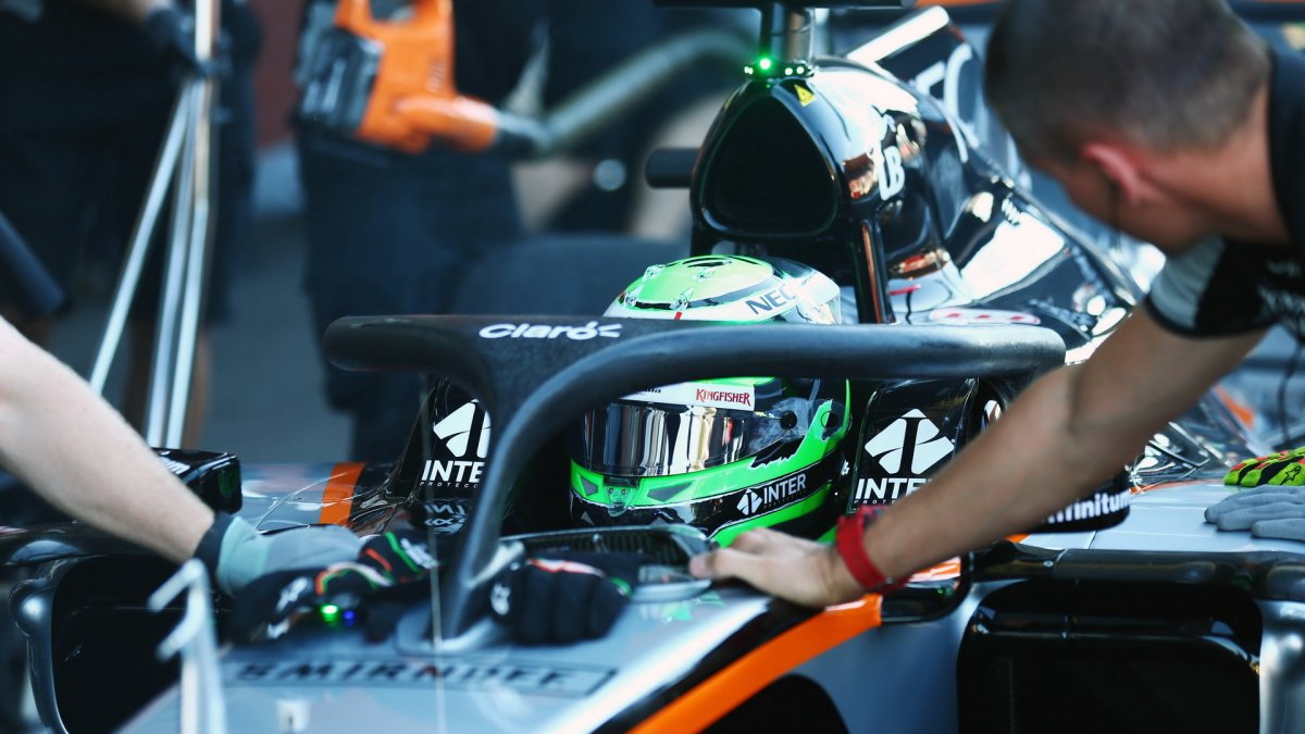 Nico Hülkenberg při pátečním tréninku s ochranou kokpitu typu halo v Belgii