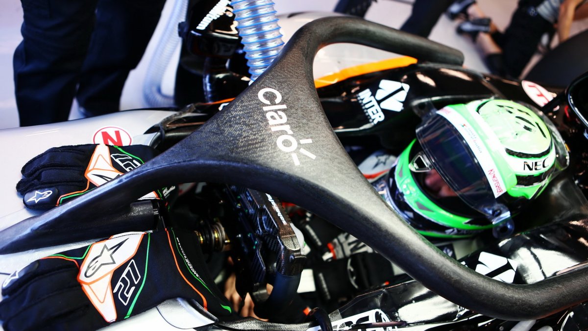 Nico Hülkenberg při pátečním tréninku s ochranou kokpitu typu halo v Belgii