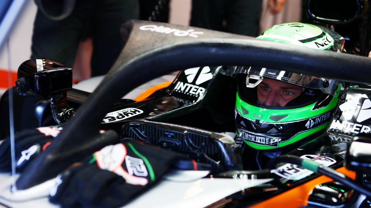 Nico Hülkenberg při pátečním tréninku s ochranou kokpitu typu halo v Belgii