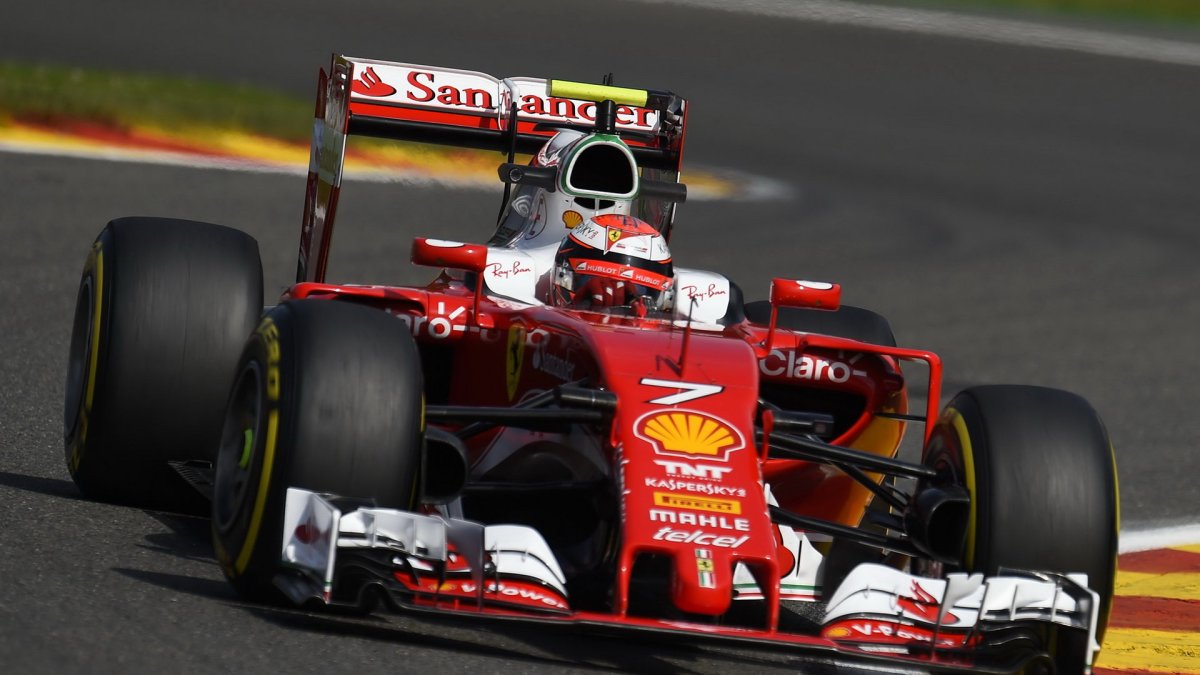 Kimi Räikkönen při pátečním tréninku v Belgii