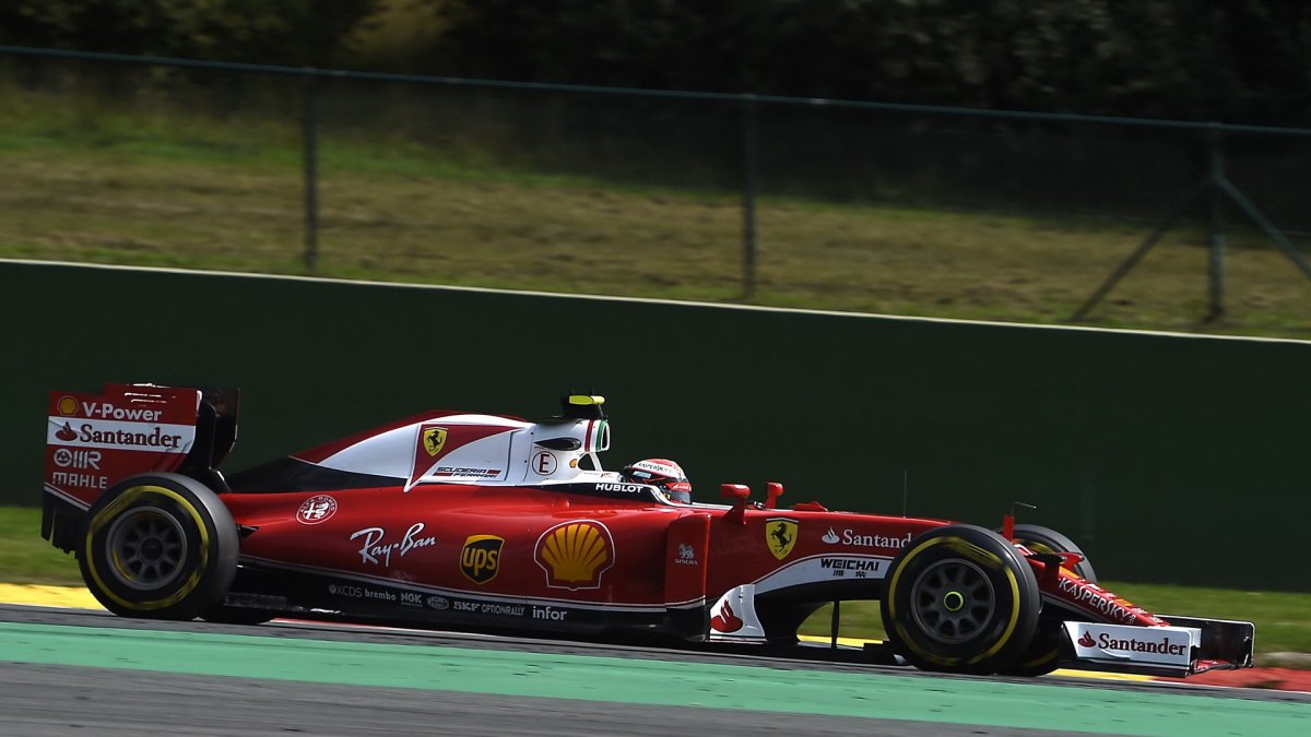 Kimi Räikkönen při pátečním tréninku v Belgii