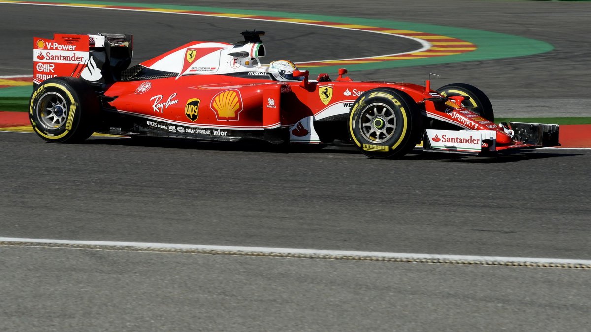 Sebastian Vettel při pátečním tréninku v Belgii