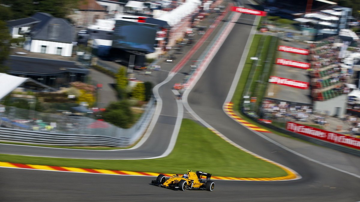 Jolyon Palmer při pátečním tréninku v Belgii