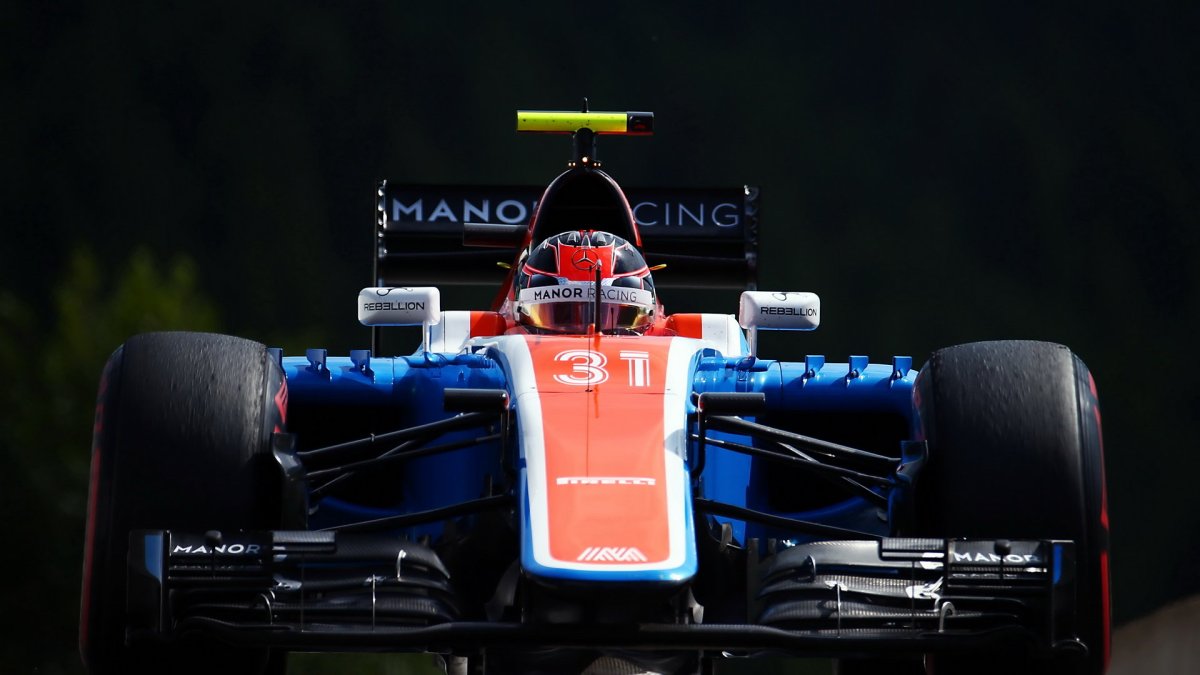 Esteban Ocon při pátečním tréninku v Belgii