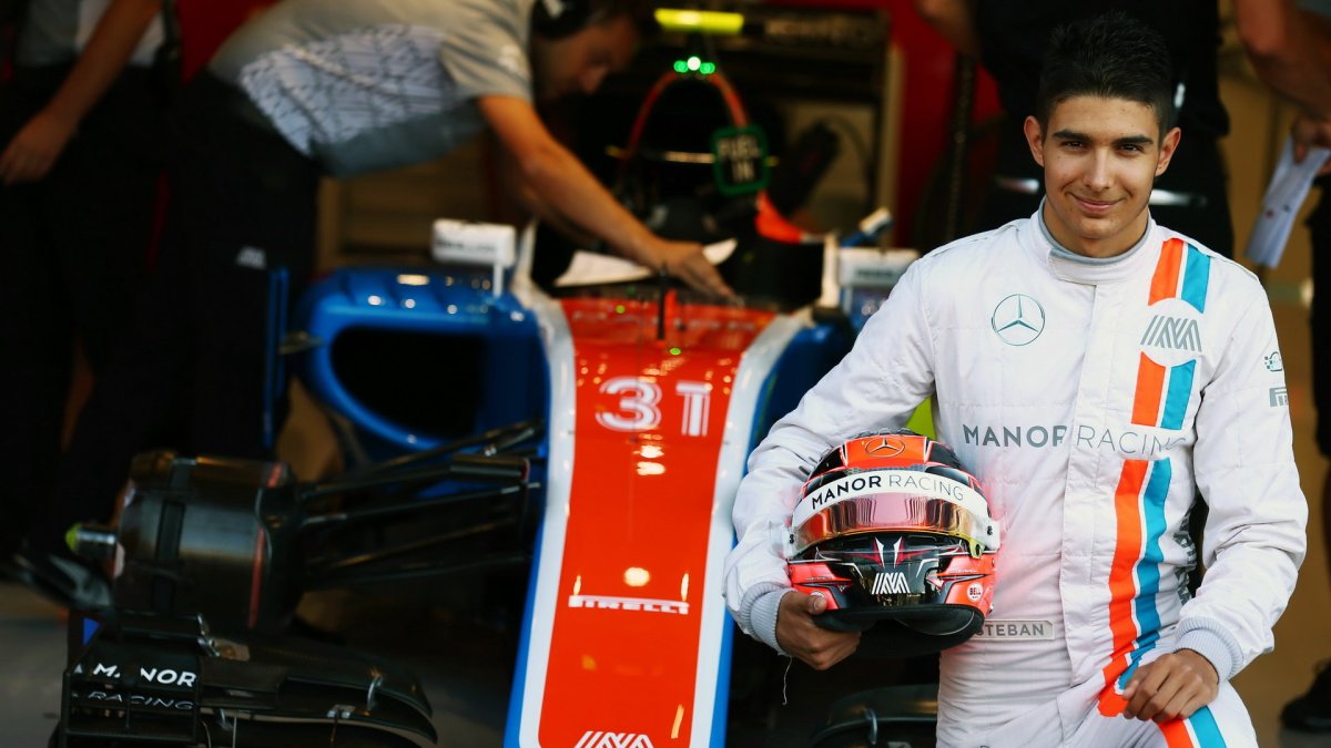 Esteban Ocon při pátečním tréninku v Belgii