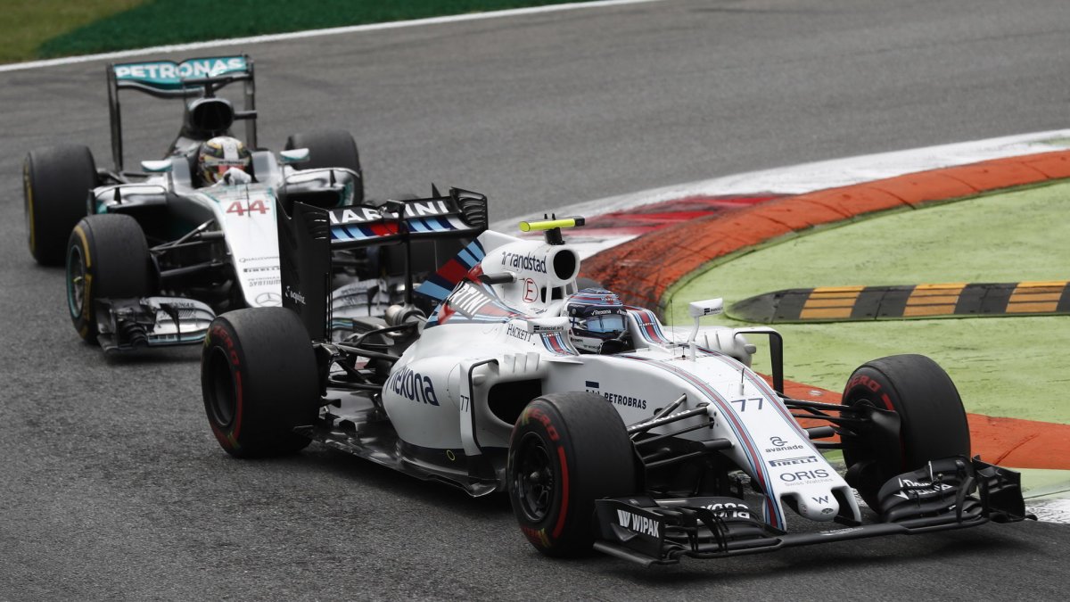 Valtteri Bottas a Lewis Hamilton v závodě na Monze