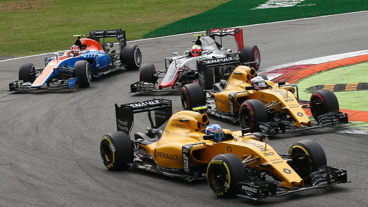 Jolyon Palmer a Kevin Magnussen těsně po startu v závodě na Monze