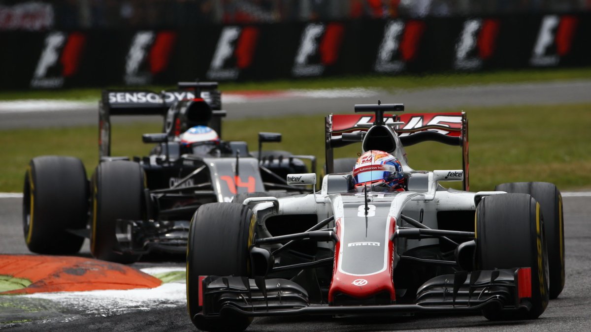 Romain Grosjean a Fernando Alonso v závodě na Monze