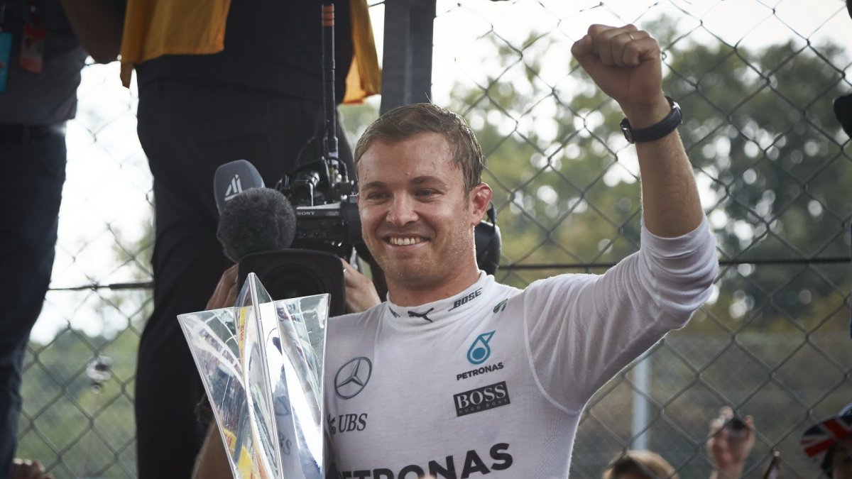 Nico Rosberg se raduje z vítězství na pódiu po závodě na Monze