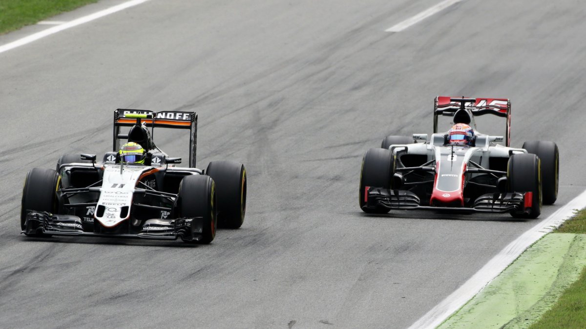 Sergio Pérez a Romain Grosjean v závodě na Monze