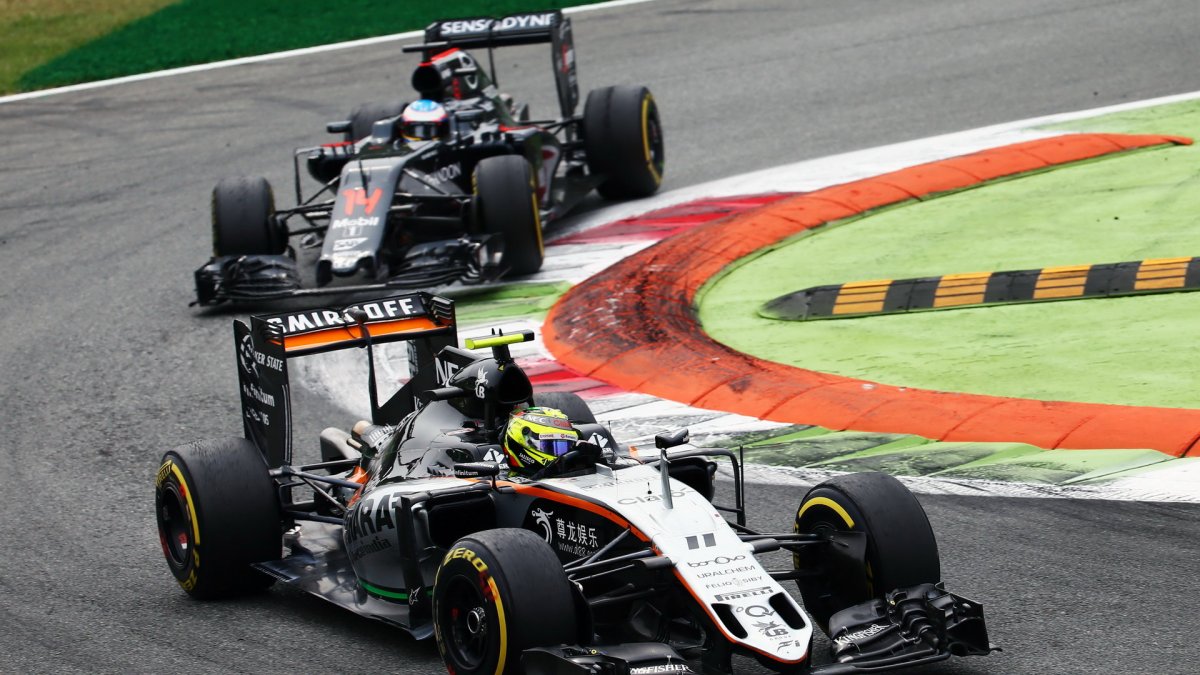 Sergio Pérez a Fernando Alonso v závodě na Monze