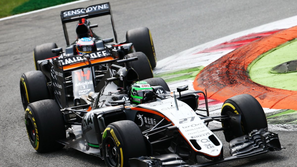 Nico Hülkenberg a Fernando Alonso v závodě na Monze