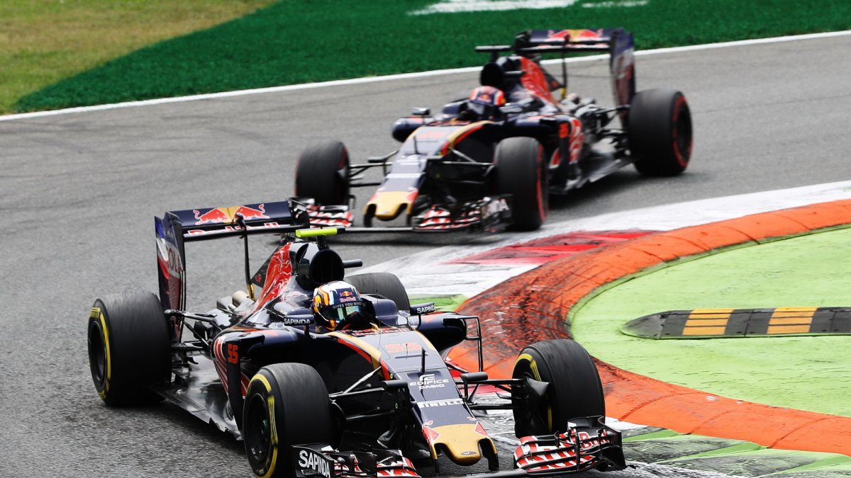 Carlos Sainz a Daniil Kvjat v závodě na Monze