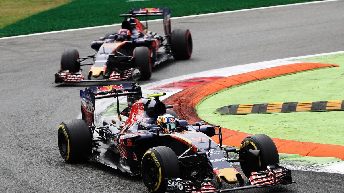 Carlos Sainz a Daniil Kvjat v závodě na Monze