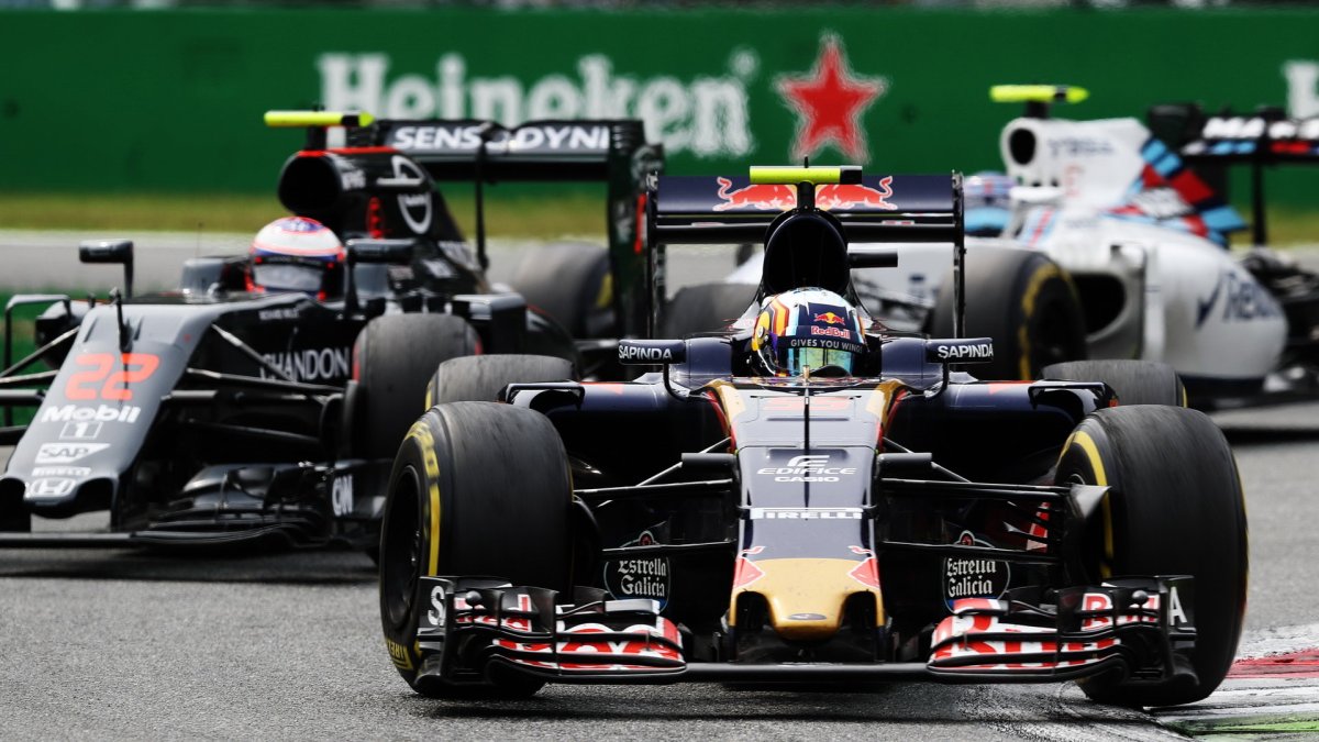 Carlos Sainz a Jenson Button v závodě na Monze