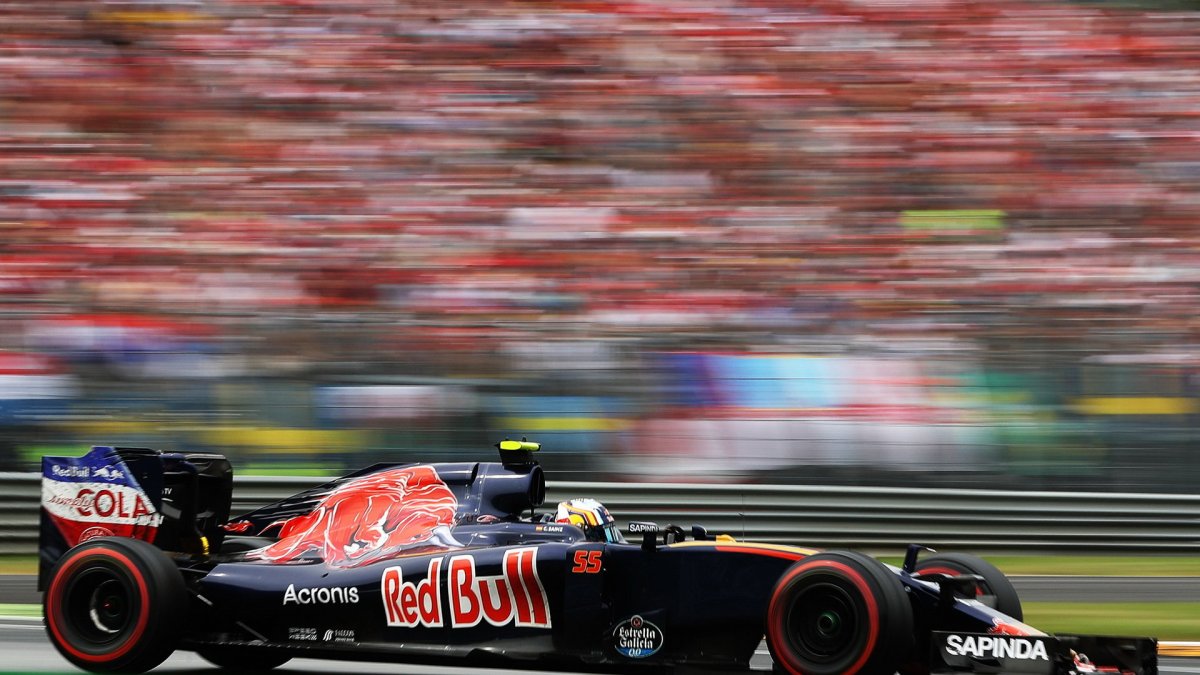 Carlos Sainz v závodě na Monze