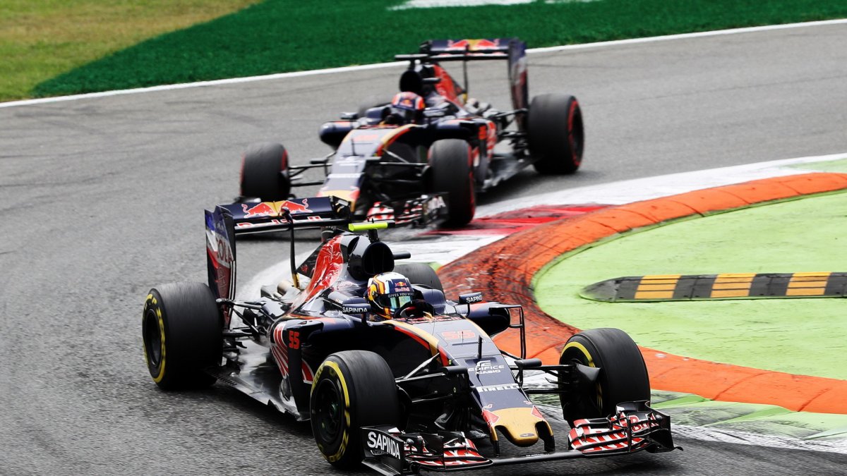 Carlos Sainz a Daniil Kvjat v závodě na Monze