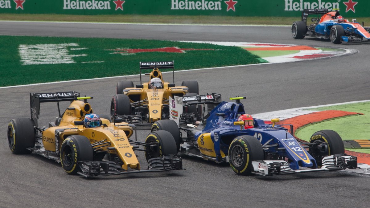 Felipe Nasr tlačen vozy Renault v závodě na Monze