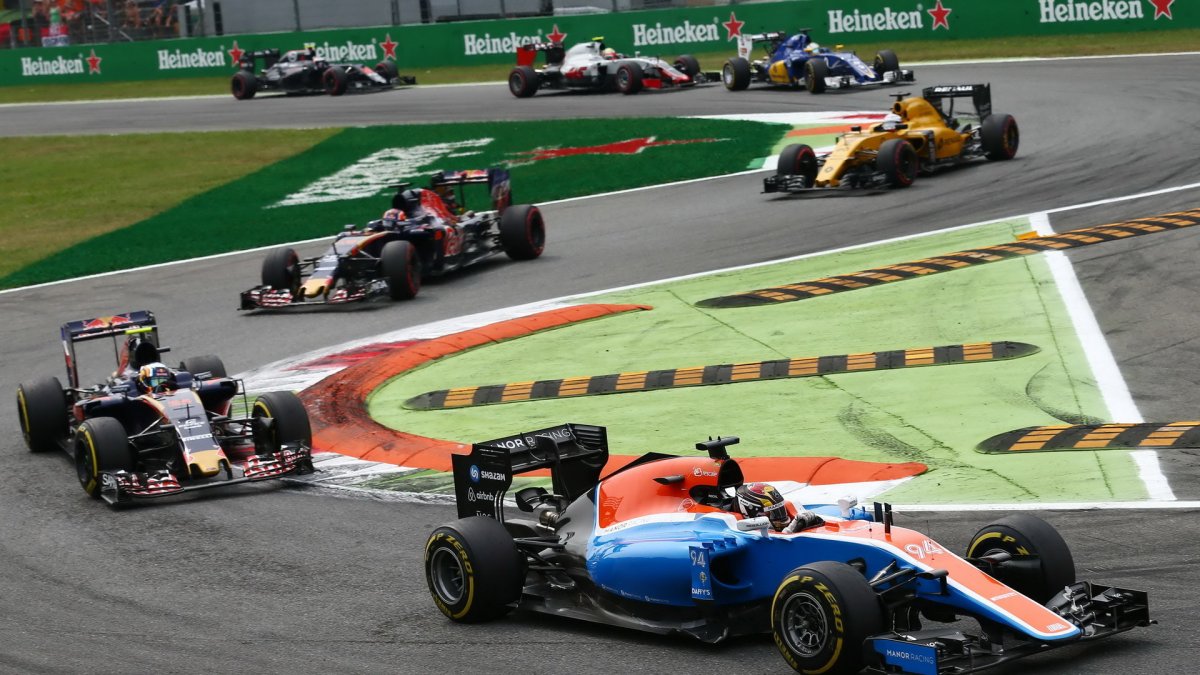 Pascal Wehrlein před vozy Toro Rosso v závodě na Monze