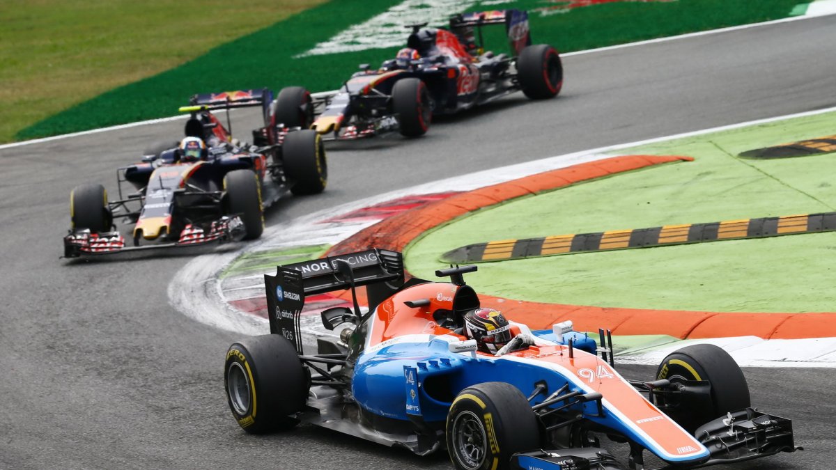 Pascal Wehrlein před vozy Toro Rosso v závodě na Monze