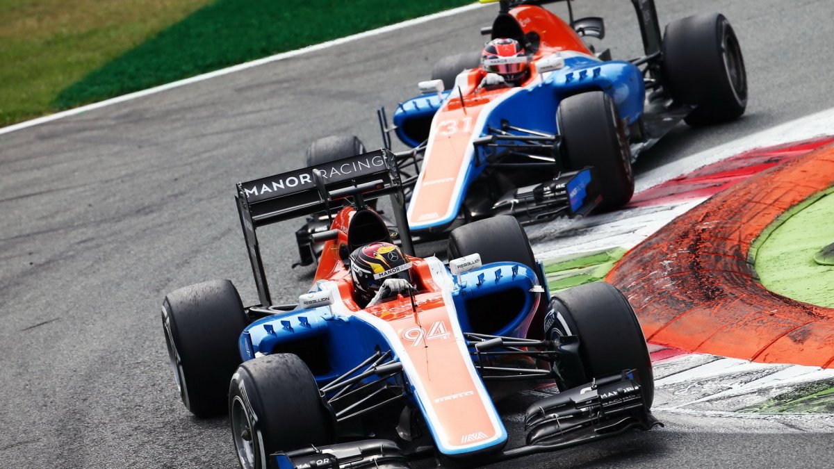 Pascal Wehrlein a Esteban Ocon v závodě na Monze