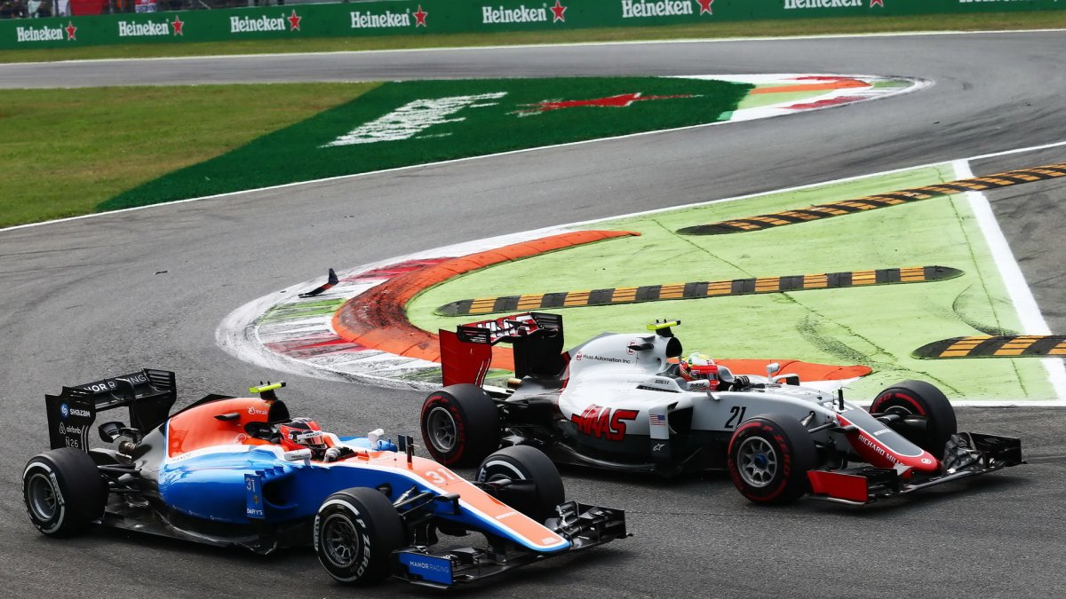 Esteban Gutiérrez předjíždí Estebana Ocona v závodě na Monze