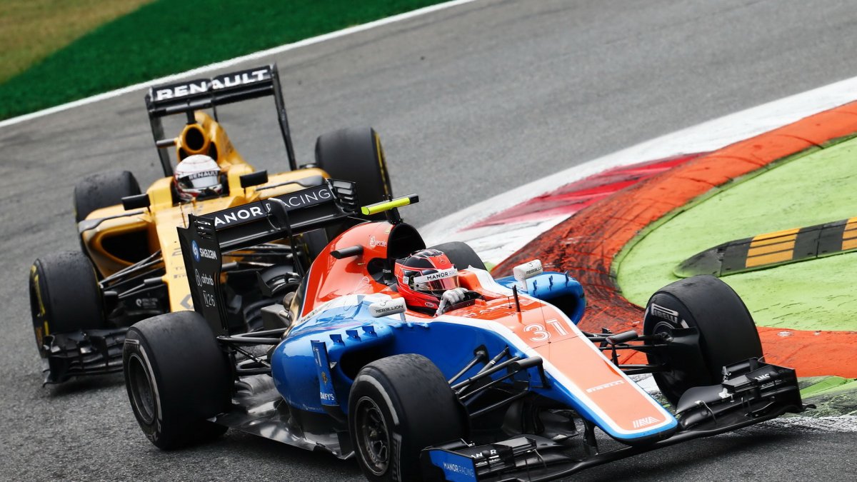 Esteban Ocon a Kevin Magnussen v závodě na Monze