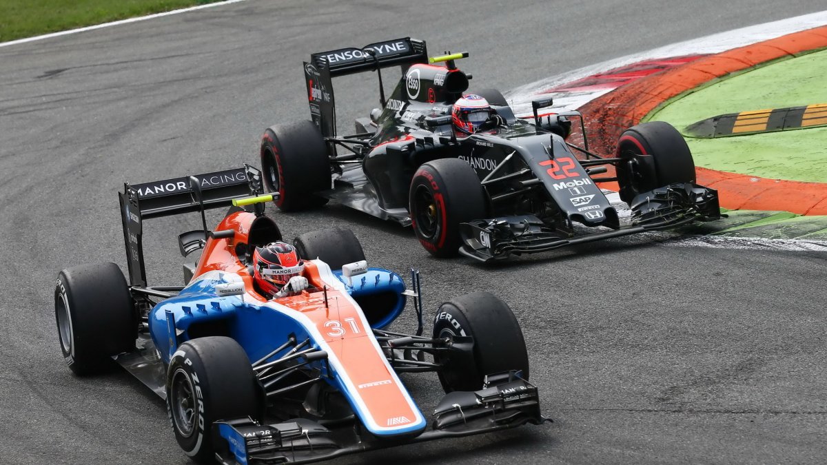 Esteban Ocon a Jenson Button v závodě na Monze
