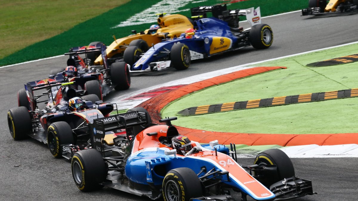 Pascal Wehrlein před vozy Toro Rosso v závodě na Monze