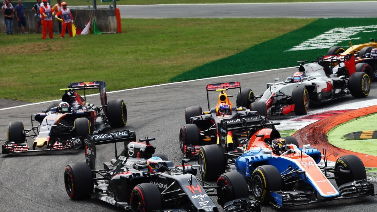 Fernando Alonso a Pascal Wehrlein v první zátačke závodu na Monze